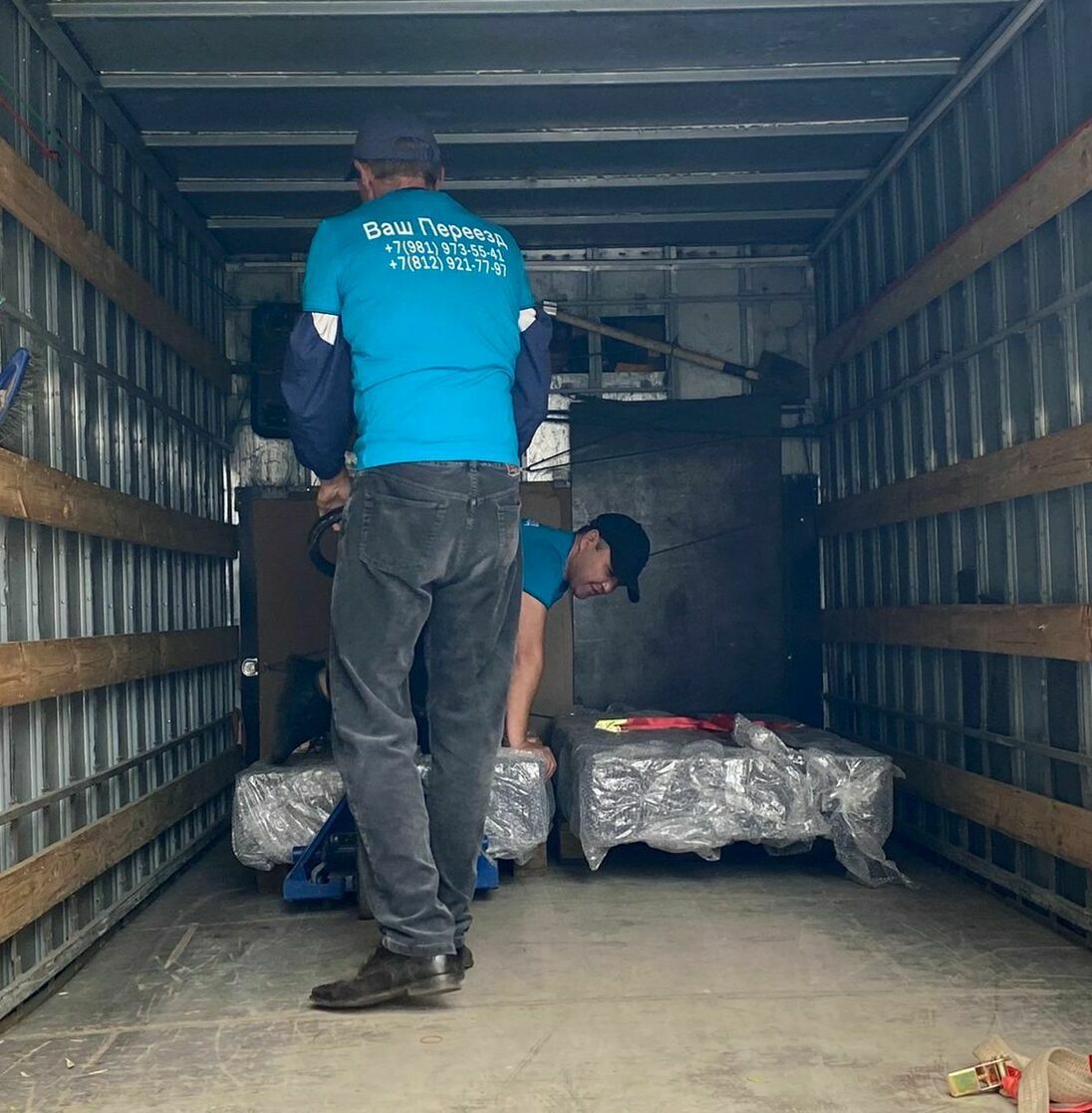 Грузчики и такелажники загрузили станок в машину Грузчики и такелажники загрузили станок в машину