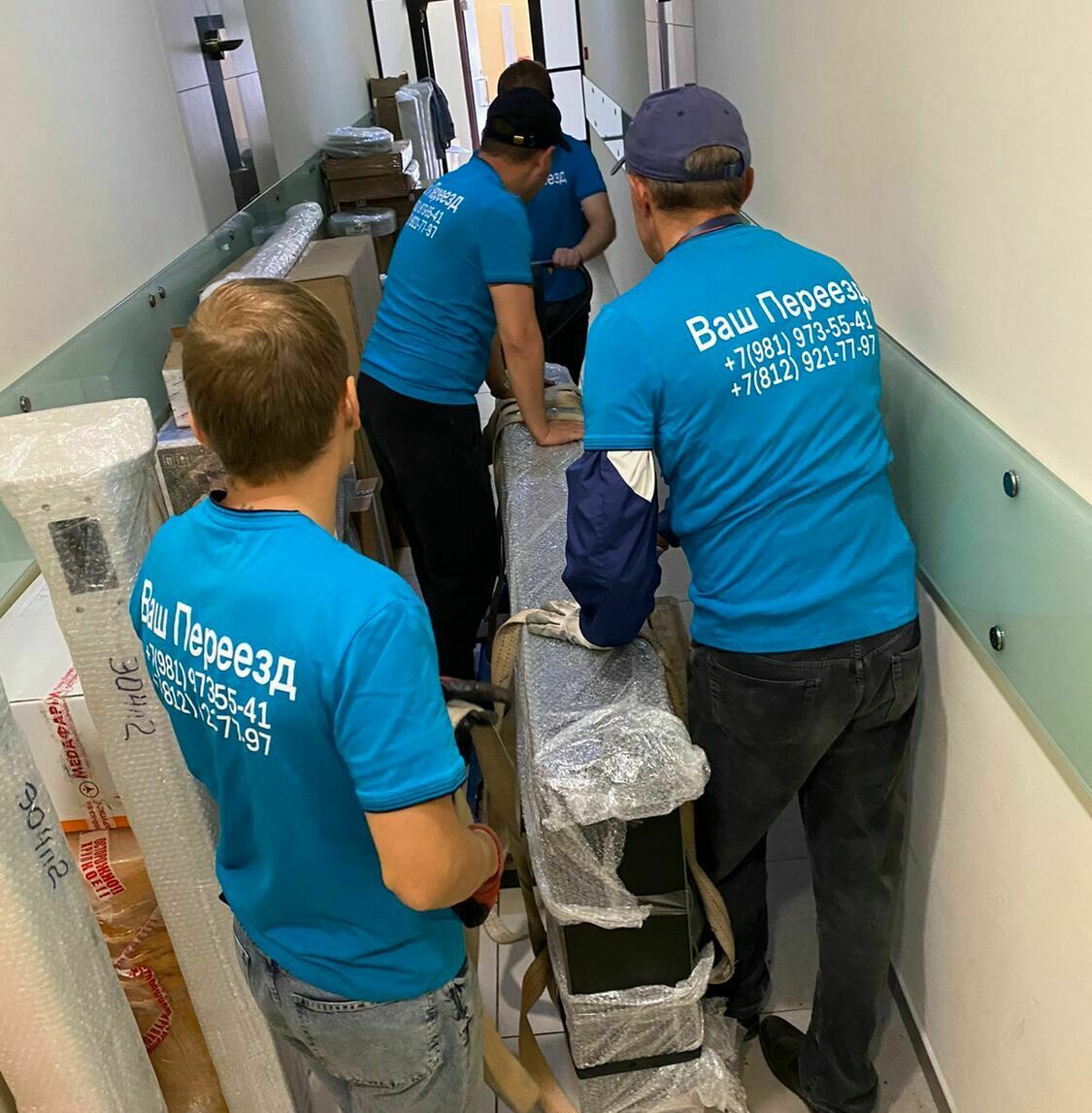 Заказали услуги грузчиков и такелажников для перевозки тяжелого оборудования Заказали услуги грузчиков и такелажников для перевозки тяжелого оборудования