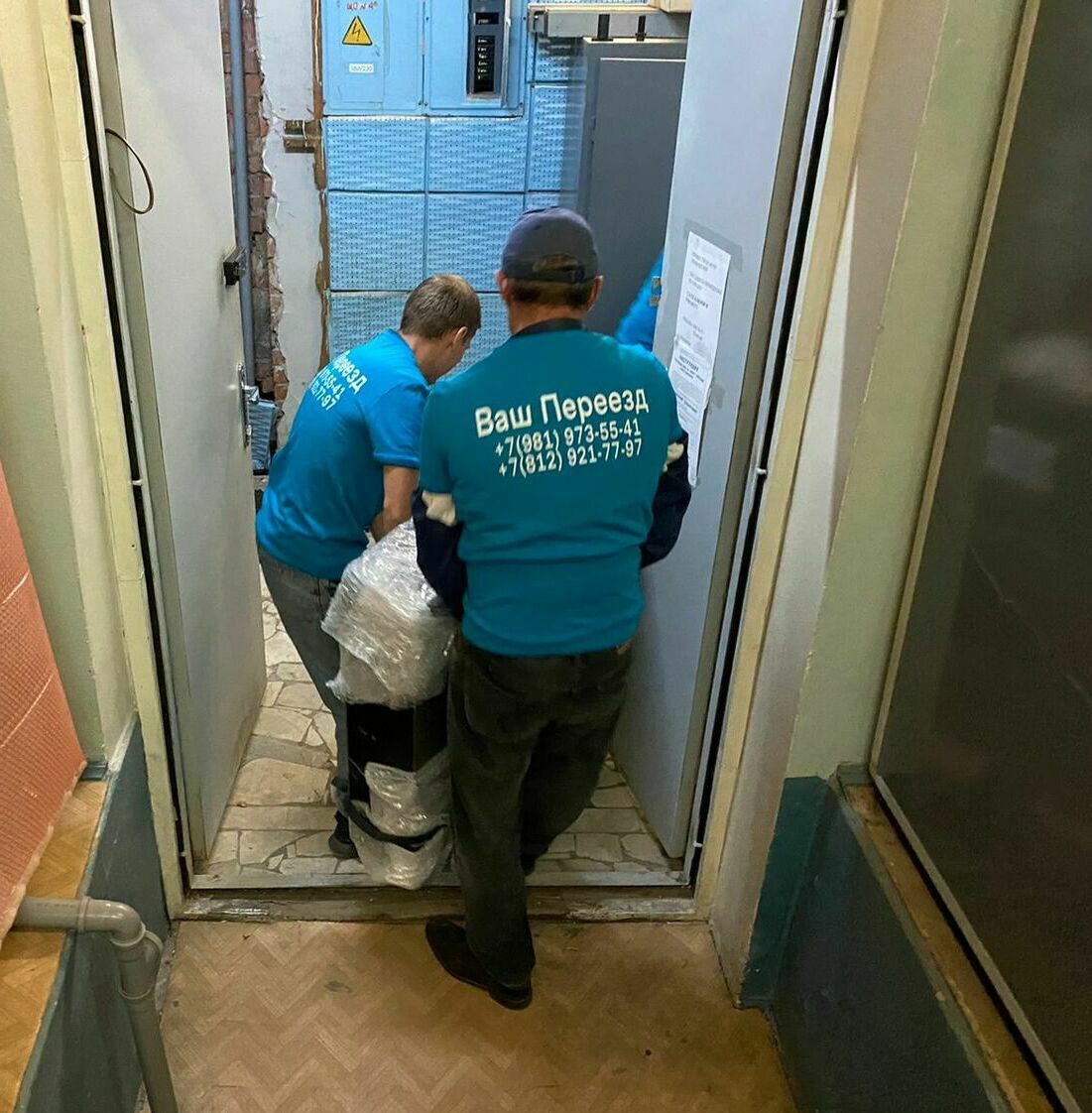 Перемещение тяжелых и крупногабаритных грузов с помощью грузчиков Перемещение тяжелых и крупногабаритных грузов с помощью грузчиков